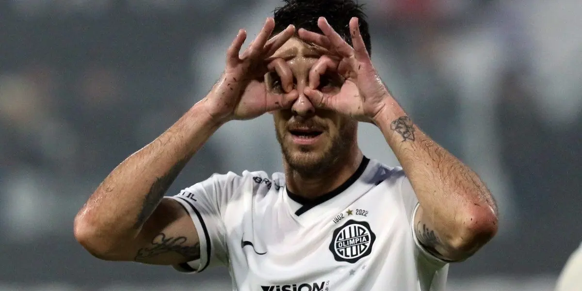 El futbolista de Olimpia contó características de sus compañeros en simpático video.