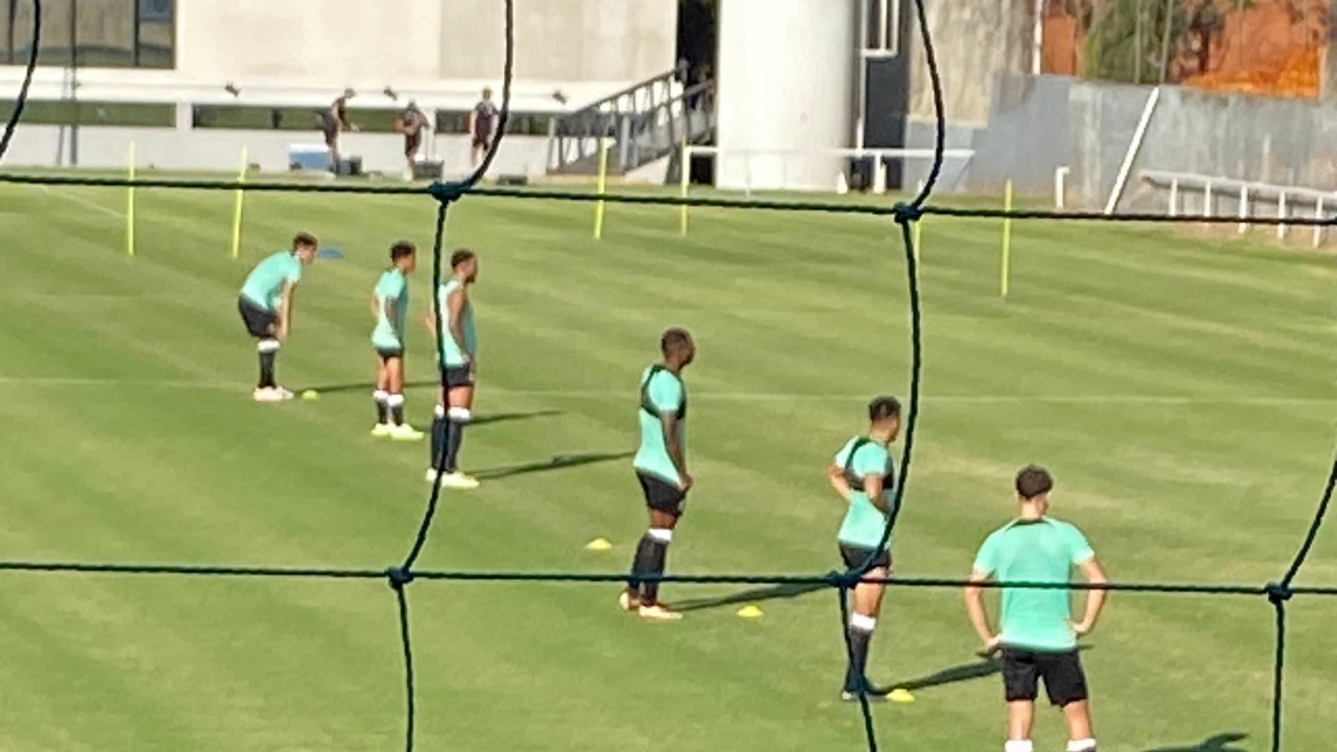 El futbolista que tiene todo arreglado para ir a Argentina sigue practicando