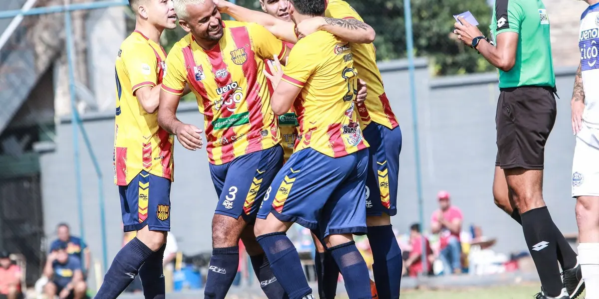 El hermano mayor de los mellizos también demuestra su habilidad en el campo de juego.