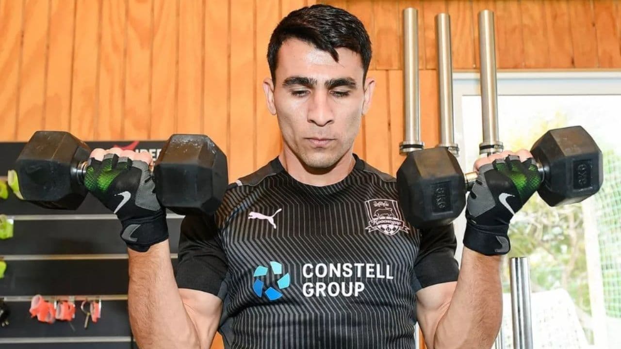 El jugador de la Albirroja y del Krasnodar de Rusia pasa su tiempo con videojuegos.