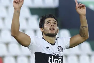 El jugador franjeado fue visto en un local nocturno y despertó la molestia de los hinchas.