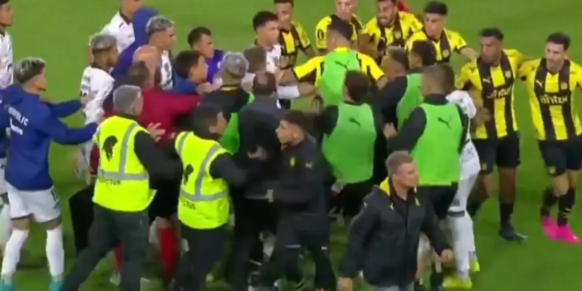 El paraguayo fue el protagonista de la pelea en Peñarol ante su club