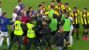 El paraguayo fue el protagonista de la pelea en Peñarol ante su club
