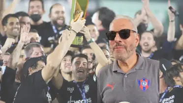 El presidente azulgrana no se salva de las críticas de los hinchas