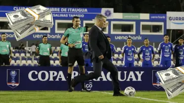 El Vicepresidente Javier Díaz de Vivar da el puntapié inicial de la Copa Paraguay