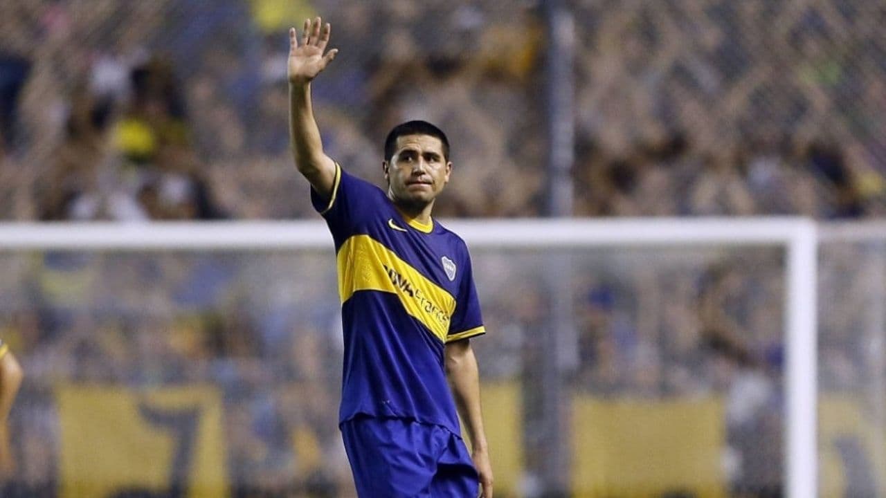 En la jornada especial para Riquelme estará presente en la cancha un futbolista guaraní.