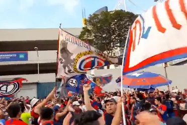 En la partida del bus rumbo al estadio de Olimpia, el plantel recibió el apoyo de la gente.