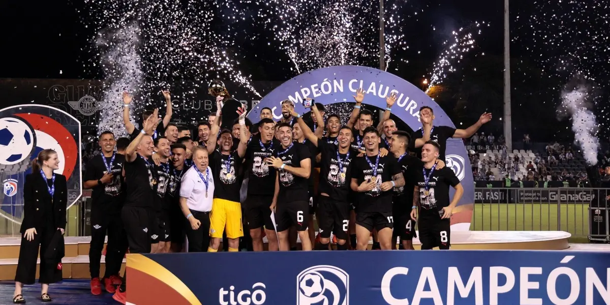 En los festejos del gumarelo, un futbolista legendario habló sobre su continuidad.