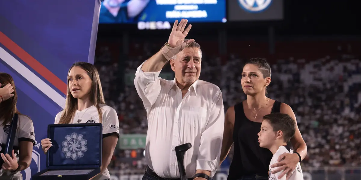 Éver Almeida estuvo presente en la inauguración del Torneo Apertura