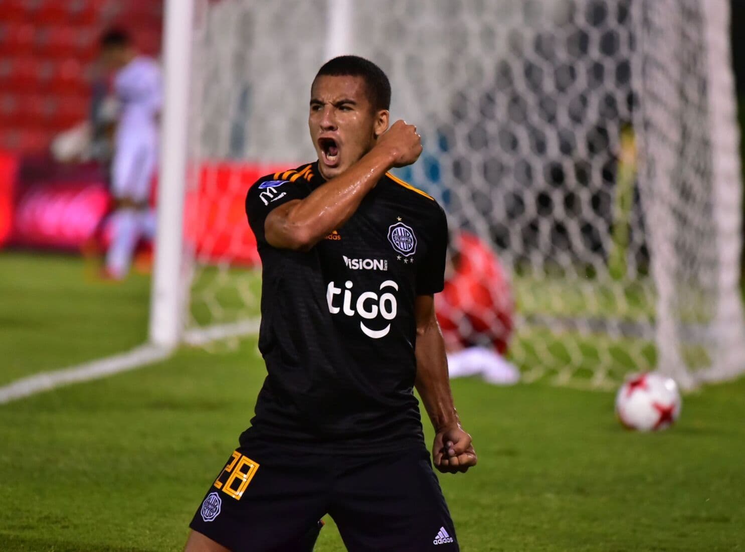 Fernando Cardozo es uno de los futbolistas con posibilidades de salida de Olimpia.