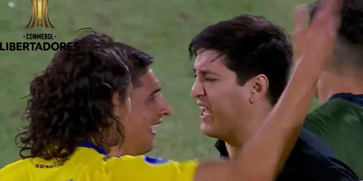 José Arrúa reclamando a Edinson Cavani y Miguel Merentiel