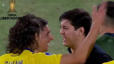 José Arrúa reclamando a Edinson Cavani y Miguel Merentiel