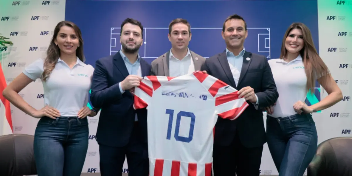 Justo Villar con los integrantes de la actividad albirroja