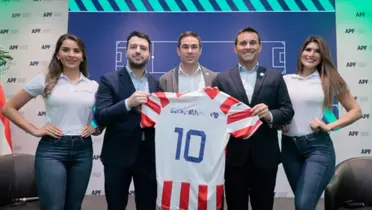 Justo Villar con los integrantes de la actividad albirroja