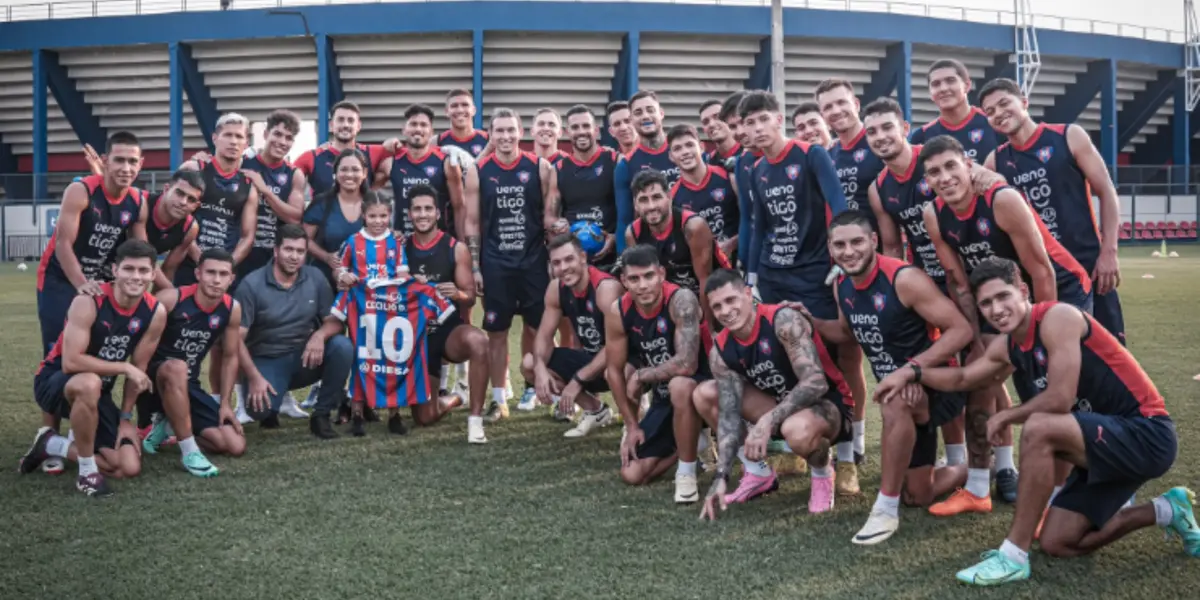 La niña Alejandra fue recibida por el plantel de jugadores