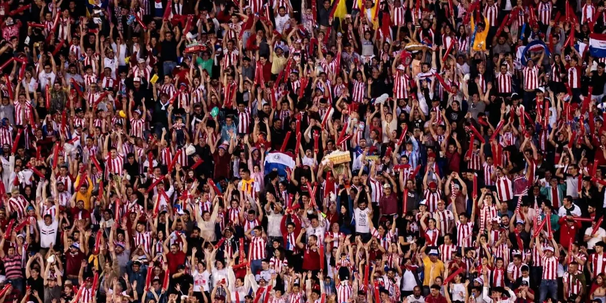 Los hinchas albirrojos se ingeniaron para pedir camisetas a sus ídolos de la selección.