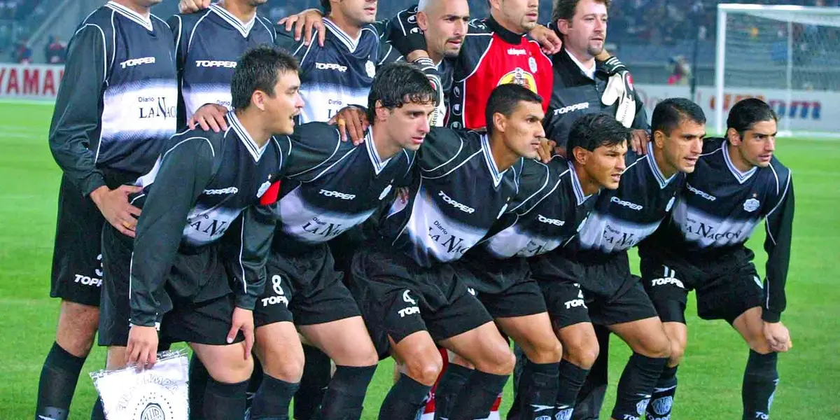 Los hinchas de Olimpia no olvidan a los héroes de la Copa Libertadores del 2002.