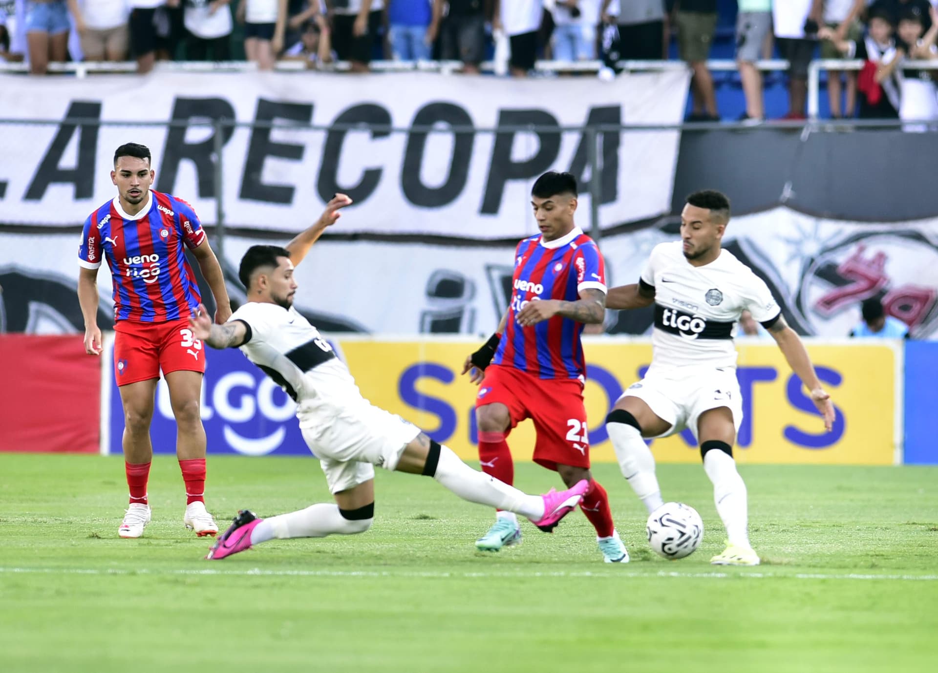 Los referentes de ambos clubes tuvieron un bonito encuentro de los vestuarios del recinto deportivo.