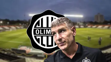 Martín Palermo dirigiendo un partido de la Primera División con Olimpia