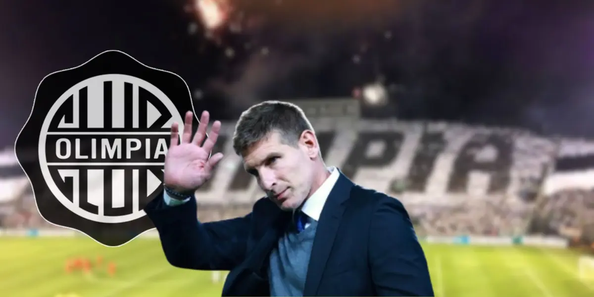 Martín Palermo saludando a la hinchada durante su carrera como entrenador