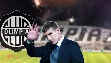 Martín Palermo saludando a la hinchada durante su carrera como entrenador