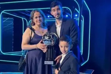 Mathías Villasanti recibió el Balón de Plata por ser uno de los mejores volantes de la Serie A de Brasil.