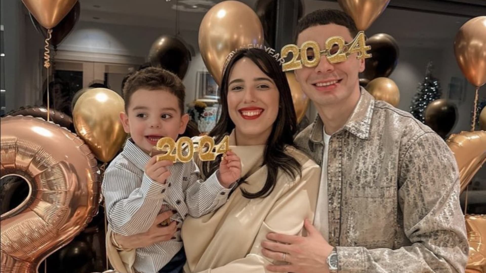 Miguel Almirón junto a su familia en Año Nuevo.