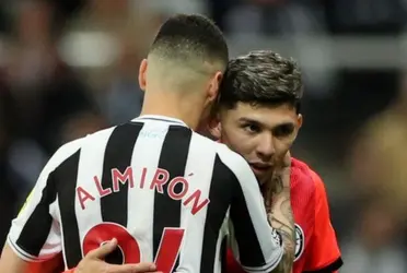 Miguel Almirón y Julio Enciso protagonizaron una escena pocas veces vista entre dos compatriotas