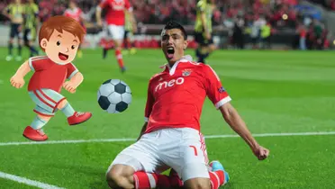 Óscar Cardozo festejando un gol con la camiseta del Benfica