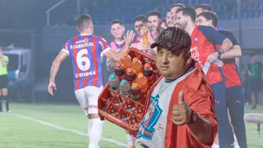 Rafael Carrascal festejando su gol con sus compañeros y un vendedor ambulante en el juego azulgrana