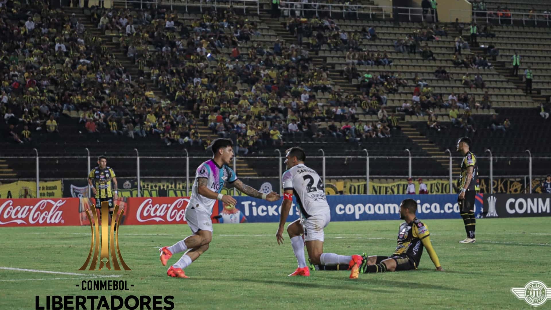 Roque Santa Cruz festejando su gol en Venezuela