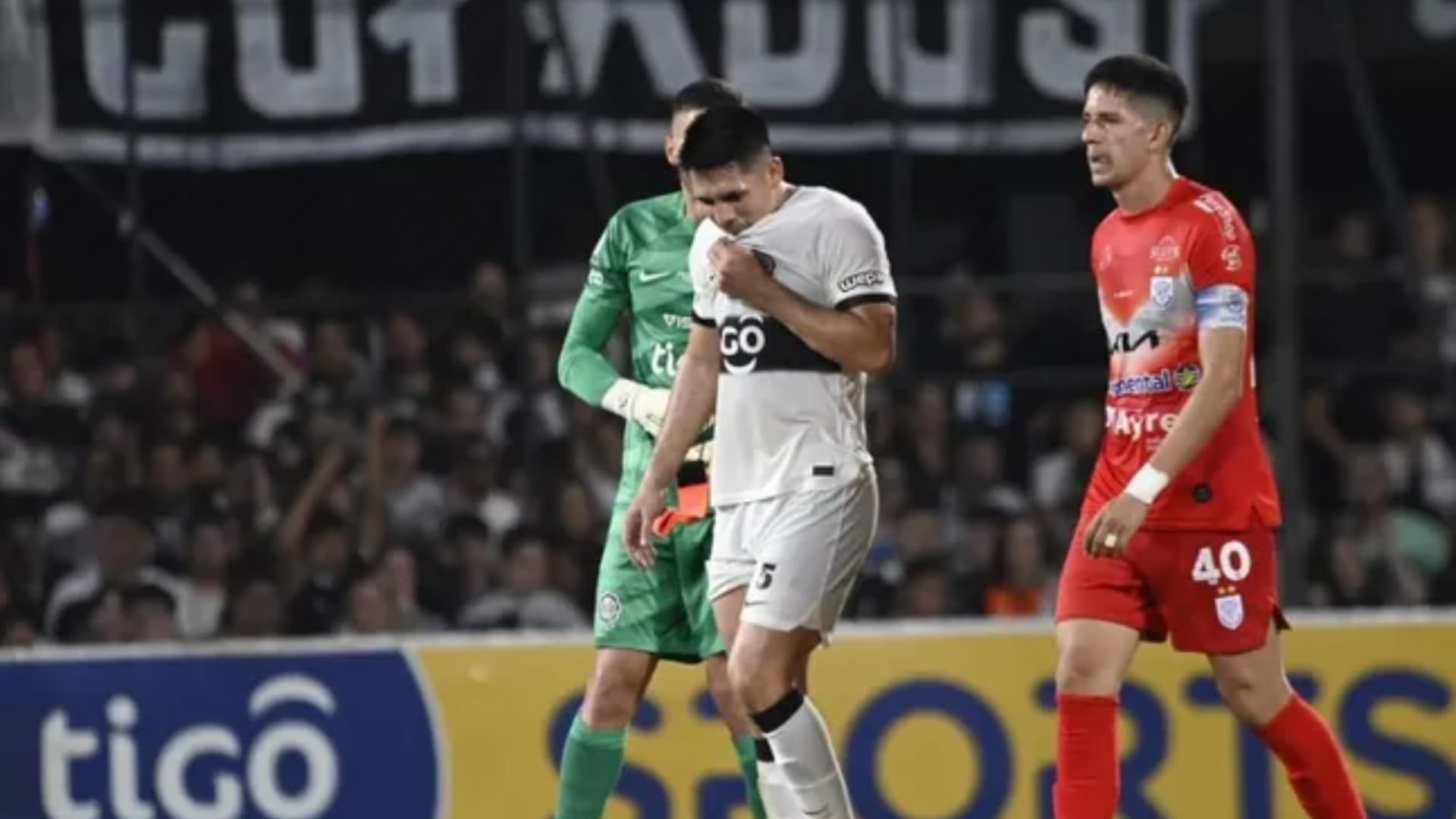 Saúl Salcedo se retira lesionado contra Ameliano