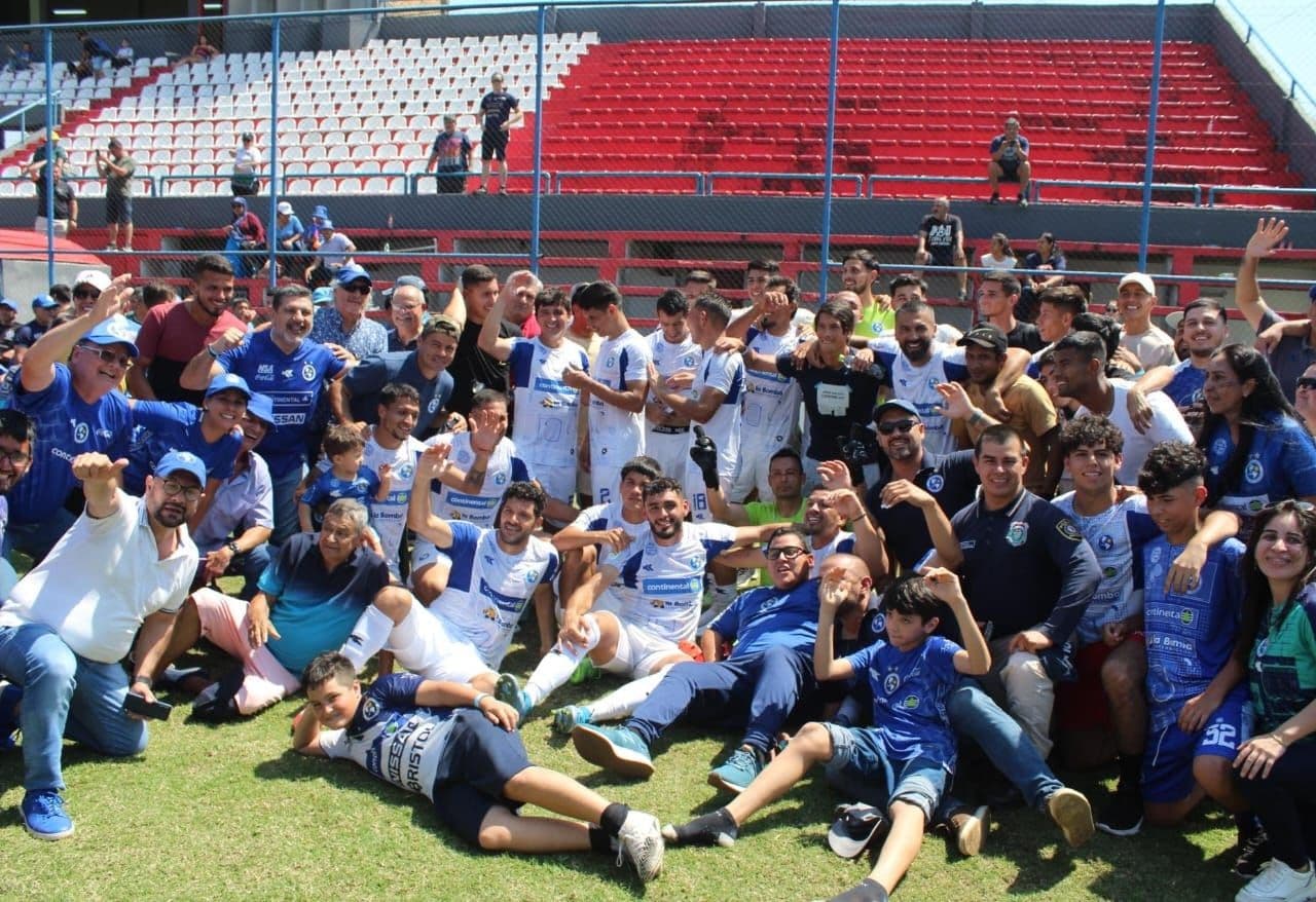 Sol de América ascendió a primera división y tuvo un particular jugador alentando.