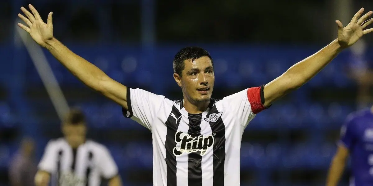 Tacuara Cardozo además de ser un excelente atacante, tiene negocios empresariales.