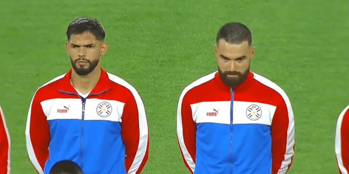 Tanto Andrés Cubas como el arquero Carlos Coronel entonaron el Himno Nacional.