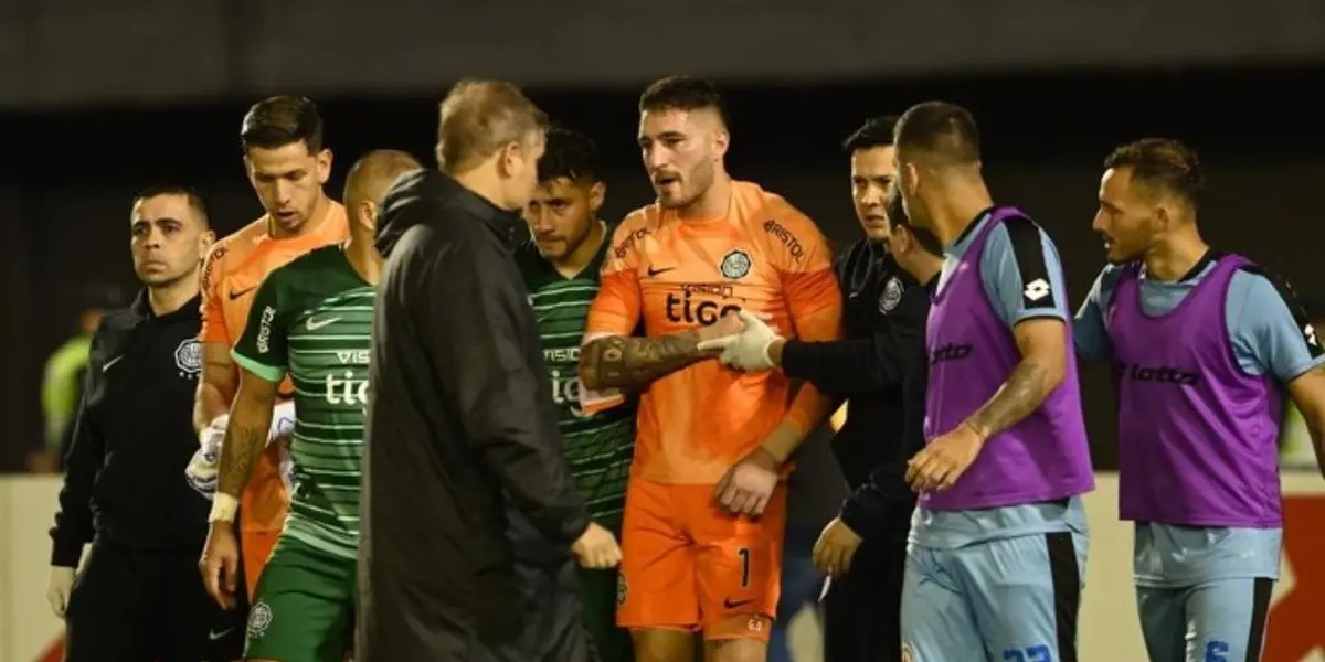 Tras una pelota dividida, el portero franjeado recibió una muy dura falta y se lesionó.