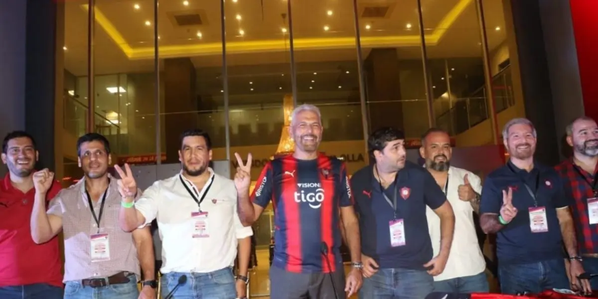 Un miembro de la comisión directiva se vistió con una indumentaria de uno de los rivales.