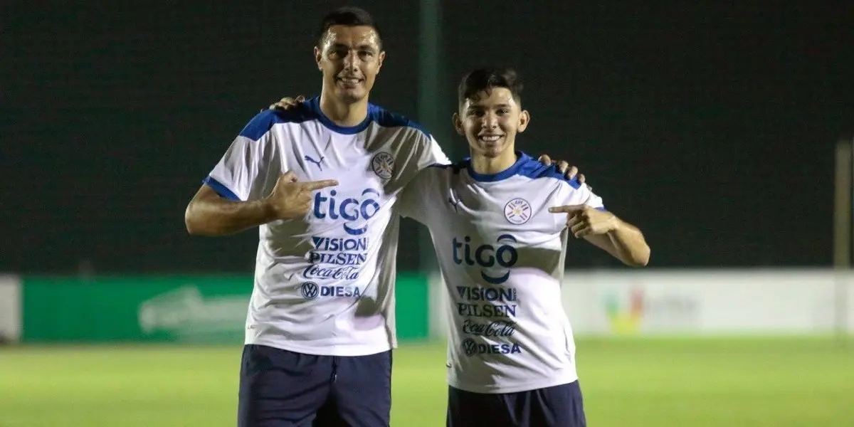Un veterano y un crack juvenil. Fueron compañeros en Libertad y en la Selección Nacional. Óscar Cardozo y Julio Enciso compartieron cancha y vestuarios, con la particularidad de tener edades y salarios muy distantes.