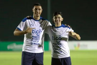 Un veterano y un crack juvenil. Fueron compañeros en Libertad y en la Selección Nacional. Óscar Cardozo y Julio Enciso compartieron cancha y vestuarios, con la particularidad de tener edades y salarios muy distantes.