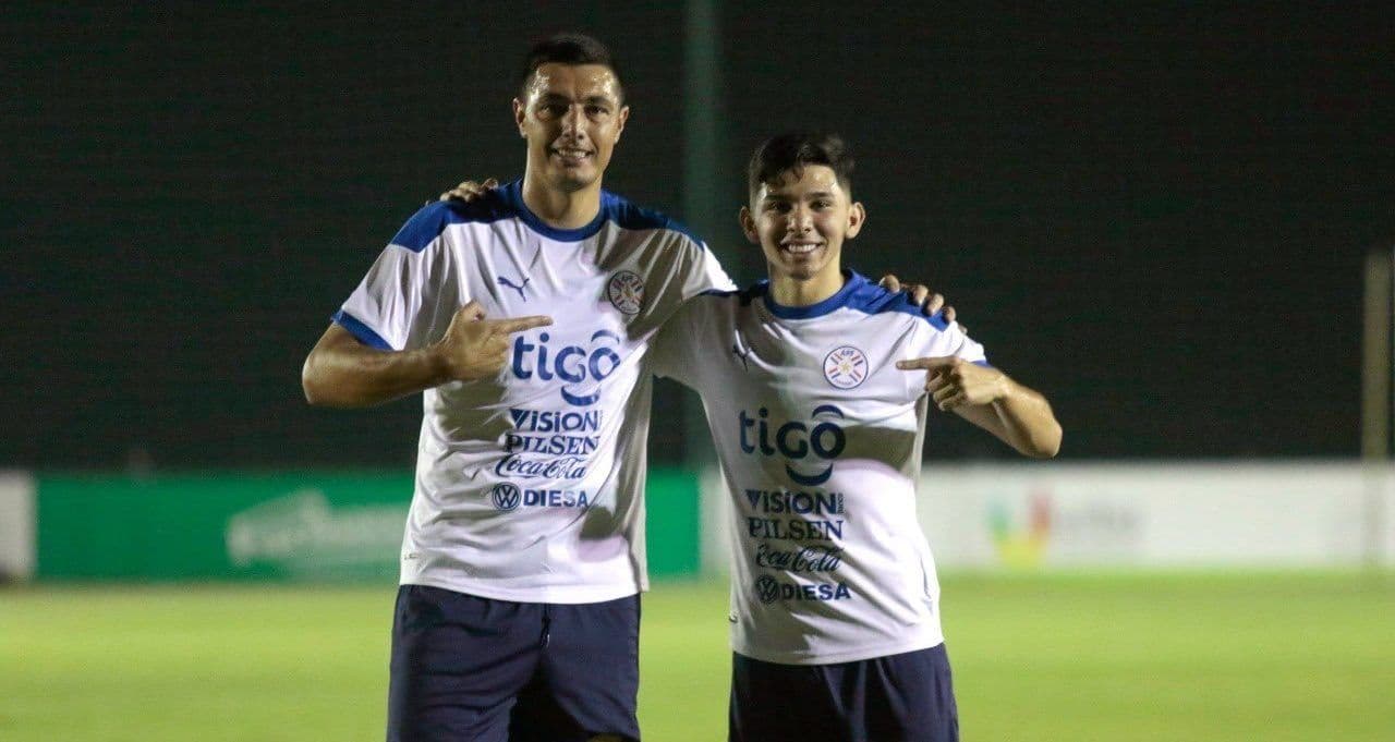 Un veterano y un crack juvenil. Fueron compañeros en Libertad y en la Selección Nacional. Óscar Cardozo y Julio Enciso compartieron cancha y vestuarios, con la particularidad de tener edades y salarios muy distantes.